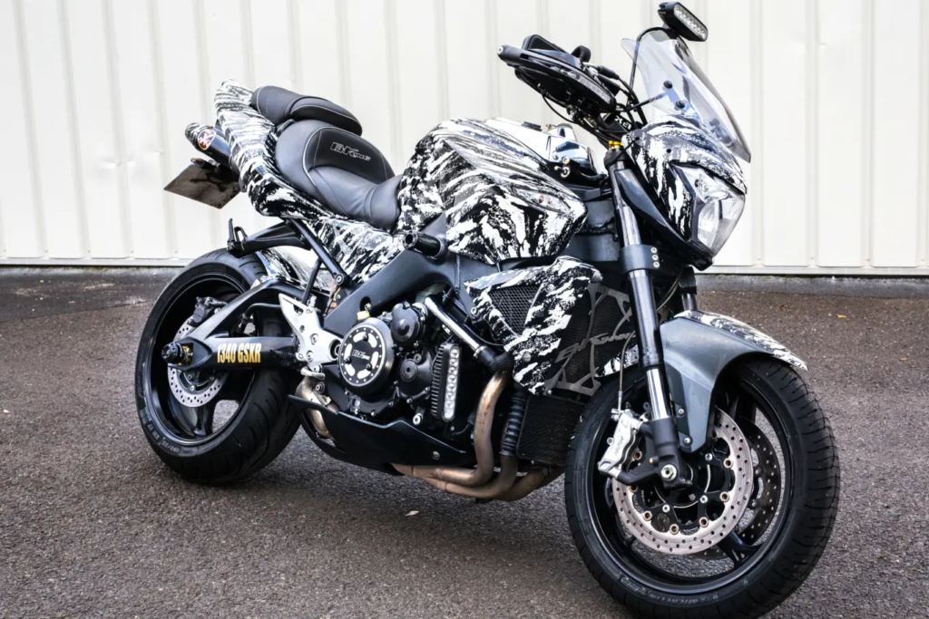 motif blanc , noir et argent sur moto complète