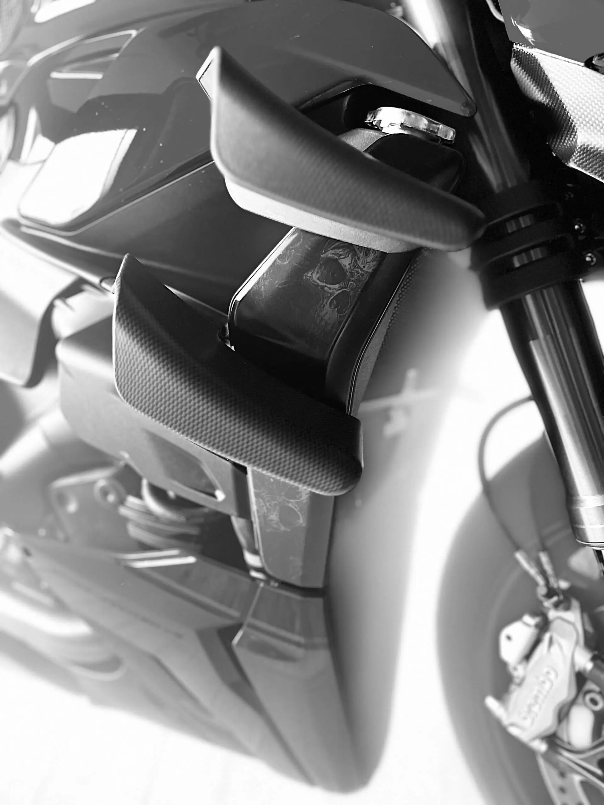 ailerons de Ducati streetfighter motif carbone et grille de radiateur motif tête de mort réalisé en peinture par immersion/hydro dipping by AF DIPPING