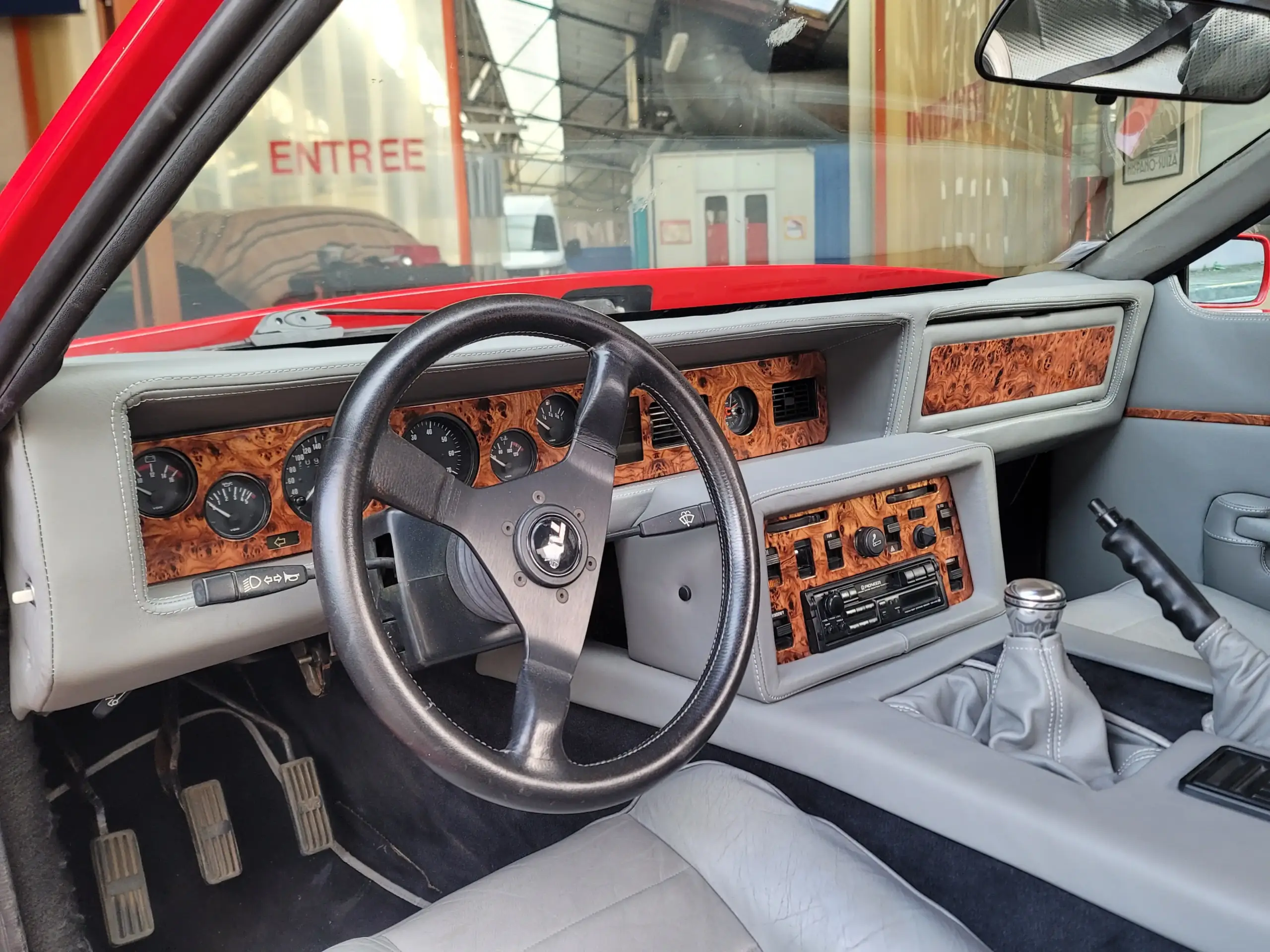 hydro dipping motif ronce de noyer pour cet interieur de TVR 350 i